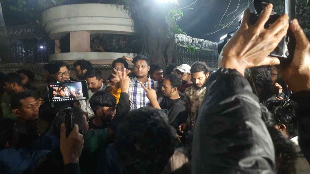 ব্যারিকেড ভেঙে প্রধান উপদেষ্টার বাসভবনের সামনে আন্দোলনে আহতরা