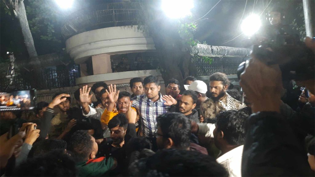 <span>আহতদের অভিযোগ / </span>সমন্বয়করা আহতদের খোঁজখবর না নিয়ে রাজনৈতিক দল গোছাতে ব্যস্ত