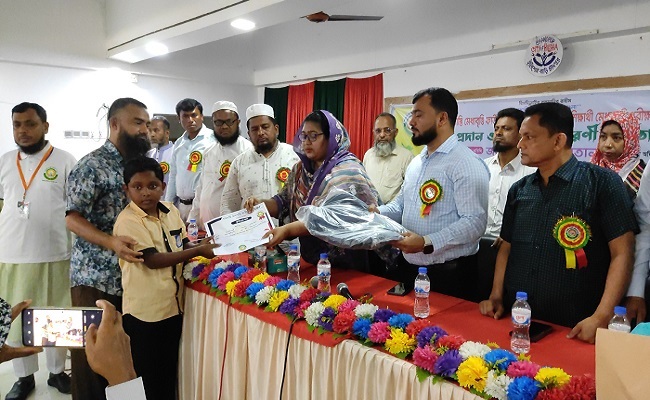 শাহরাস্তি মেধাবৃত্তি ফাউন্ডেশনের কৃতি শিক্ষার্থীদের সনদপত্র ও পুরস্কার বিতরণ