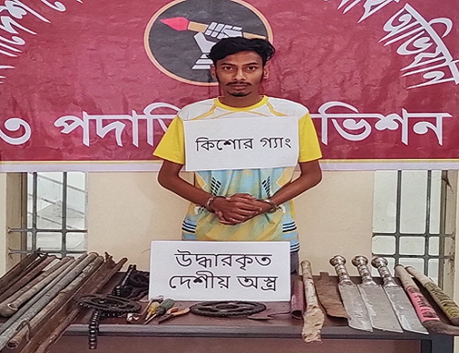 চাঁদপুরে দেশীয় অস্ত্রসহ কিশোর গ্যাং সদস্য গ্রেফতার
