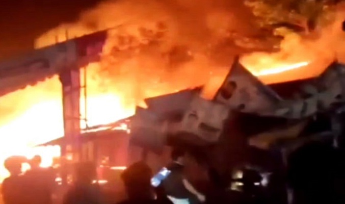 চাঁদপুরে মধ্যরাতে আগুনে পুড়েছে ১১ ব্যবসা প্রতিষ্ঠান