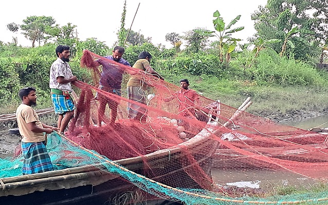 মধ্যরাতে মেঘনায় ইলিশ ধরতে নামবে জেলেরা