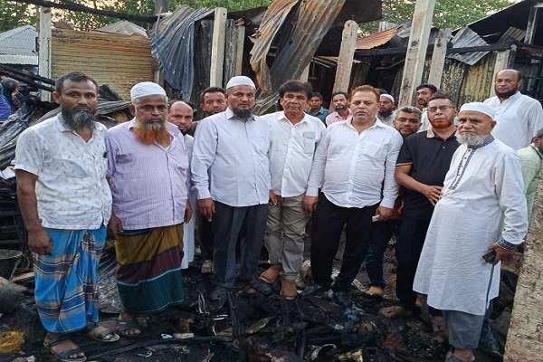 ড.জালালের পক্ষে মুন্সীরহাটে অগ্নিকান্ডস্থল পরিদর্শন করেন এনামুল হক বাদল
