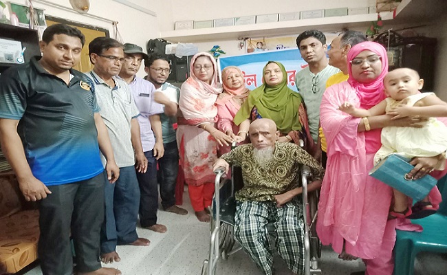 অসুস্থ শ্রমিককে হুইল চেয়ার উপহার দিলো ইয়ুথ ফোরাম ও চর্যাপদ একাডেমি