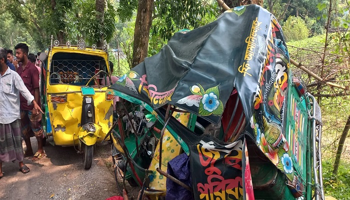 শিশুকে বাঁচাতে গিয়ে অটোরিকশা মুখোমুখি সংঘর্ষ, যুবক নিহত