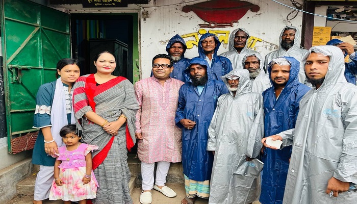 রিক্সা চালকদের মাঝে তানিয়া ইশতিয়াক খানের রেইনকোট বিতরণ