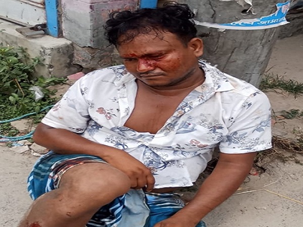 Oplus_131072 মতলব উত্তরে যুবলীগ নেতা আল-আমীনকে জনতা আটক করে পুলিশে সোপর্দ