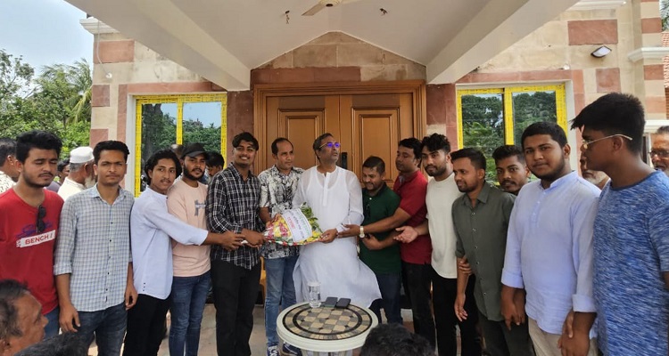 জেলা বিএনপির সভাপতিকে পুরান বাজার ডিগ্রি কলেজ ছাত্রদলের ফুলেল শুভেচ্ছা