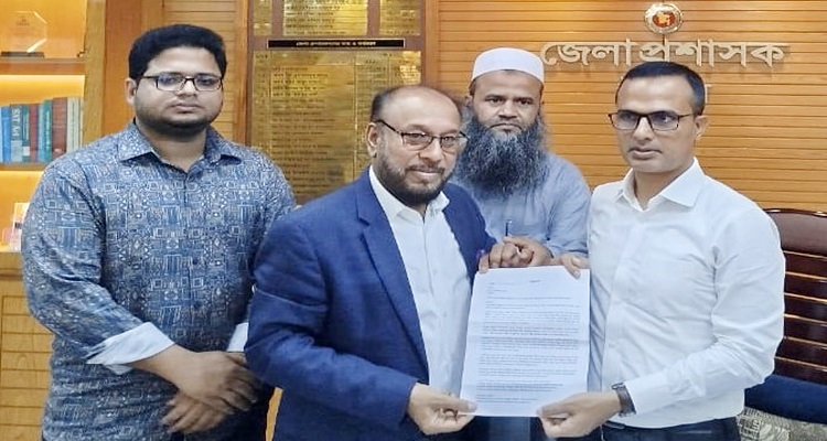 চাঁদপুর আউটার স্টেডিয়াম থেকে মেলাসমূহ অন্যত্র স্থানান্তরের জন্য পদক্ষেপ গ্রহণের দাবীতে জেলা প্রশাসক মোহাম্মদ মোহসীন উদ্দিনের কাছে স্মারকলিপি প্রদান করছেন এলাকাবাসী। চাঁদপুর আউটার স্টেডিয়াম থেকে মেলা অন্যত্র স্থানান্তরের জন্য স্মারকলিপি