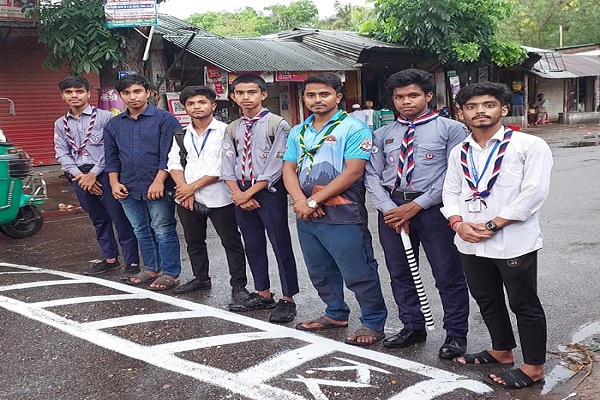 দুর্ঘটনা এড়াতে স্পিড ব্রেকারে সাদা দাগ দিলেন স্কাউট গ্রুপ