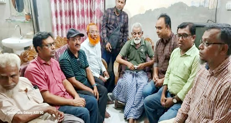 শাহরাস্তিতে সাংবাদিক সৈয়দ আমরুজ্জামান সবুজের চিকিৎসায় অনুদান প্রদান