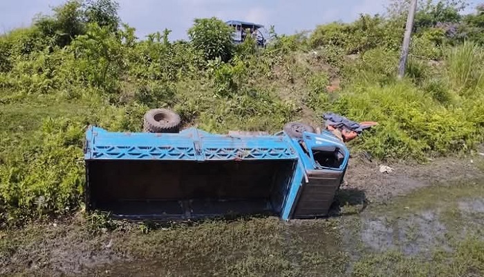 মতলব উত্তরে পিক আপ ভ্যান নিয়ন্ত্রণ হারিয়ে খাদে