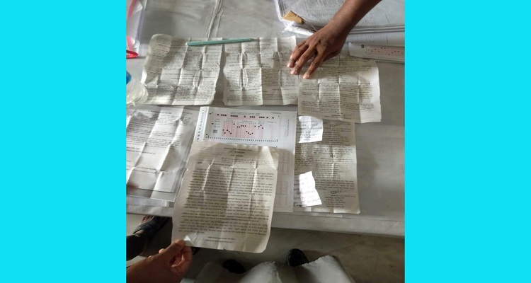 মতলবের আশ্বিনপুর উচ্চ বিদ্যালয় এন্ড কলেজ কেন্দ্রে এক পরীক্ষার্থীর কাছ থেকে উদ্ধার হওয়া বইয়ের পাতা। মতলবে অসদুপায় অবলম্বনের দায়ে এক পরীক্ষার্থী বহিষ্কার