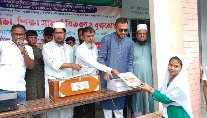 কচুয়ায় শিক্ষার্থীদের মাঝে শিক্ষা উপকরন বিতরন