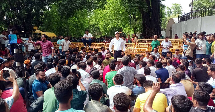রায় কাল, আজ রাত যমুনার সামনেই কাটাবেন ইশরাক