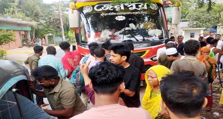 চাঁদপুরে বাস চাপায় মোরসাইকেল আরোহীর মৃত্যু