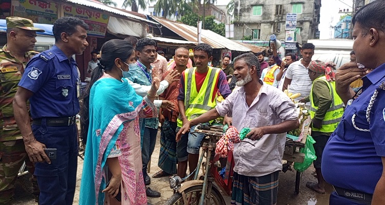 হাজীগঞ্জে ফুটপাত দখল মুক্ত অভিযানে ১৮ হাজার টাকা জরিমানা
