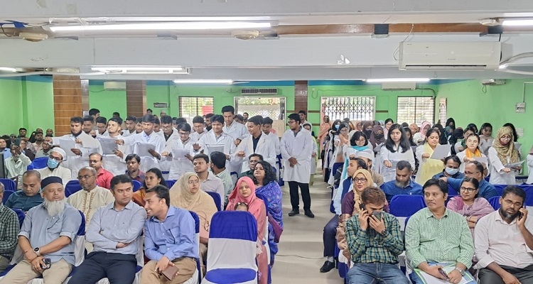 চাঁদপুর মেডিকেল কলেজে নবীন শিক্ষার্থীদের বরণ