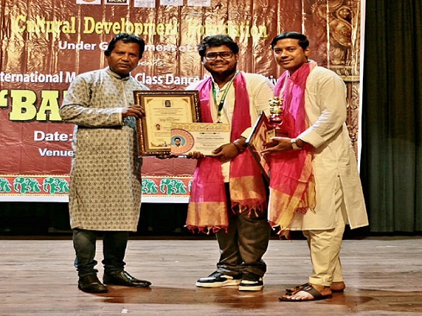 আন্তর্জাতিক মঞ্চে ‘বঙ্গরত্ন সম্মান’ পেলেন চাঁদপুরের কৃতিসন্তান অভিনেতা শান্ত চন্দ্র সূত্রধর