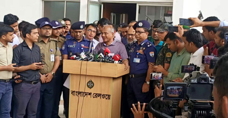 এবার ট্রেনের টিকিট কালোবাজারি হয়নি, নির্বিঘ্নে যাচ্ছেন যাত্রীরা