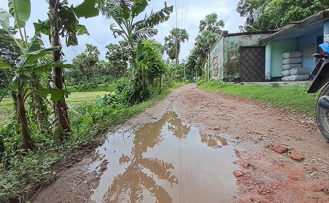 ফরিদগঞ্জে ৩ কিলোমিটার সড়ক ৫ গ্রামবাসীর মরণ ফাঁদ