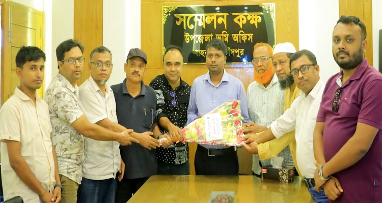 শাহরাস্তিতে এসিল্যান্ড নিরুপম মজুমদারকে প্রেসক্লাবের বিদায় সংবর্ধনা