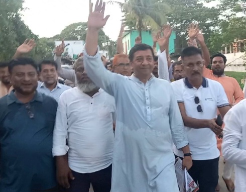 বিএনপির উপদেষ্টা আজম খানের শাহ মাহমুদপুর ইউনিয়নে লিফলেট বিতরণ