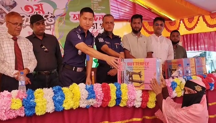 বাতিঘর মানবকল্যাণ সংস্থার প্রতিষ্ঠা বার্ষিকীতে সেলাই মেশিন ও বৃক্ষ বিতরণ