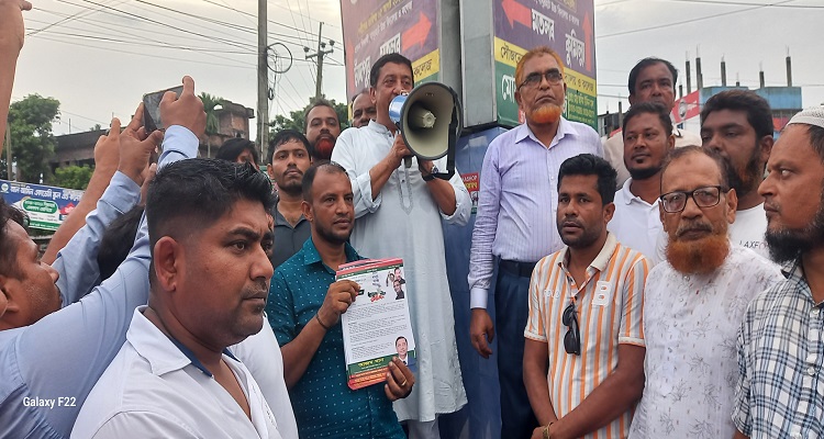 চাঁদপুরে জেলা বিএনপির উপদেষ্টা আজম খানের লিফলেট বিতরণ