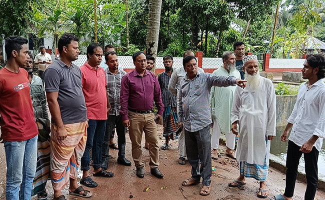 ফরিদগঞ্জে জনগুরুত্বপূর্ণ সড়ক পরিদর্শনে এলজিইডির নির্বাহী প্রকৌশলী