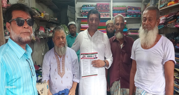 রামপুরে বিএনপির উপদেষ্টা আজম খানের লিফলেট বিতরণ
