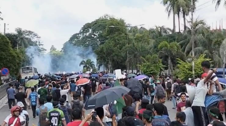 ৩ দফা দাবিতে প্রকৌশল শিক্ষার্থীদের যমুনা অভিমুখে পদযাত্রা