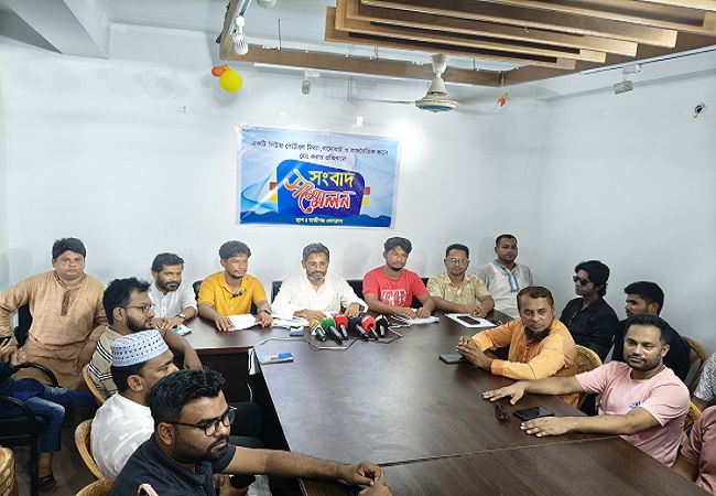 oplus_6291456 হাজীগঞ্জে যুবদল ও ছাত্রদল নেতার প্রতিবাদমূলক সংবাদ সম্মেলন
