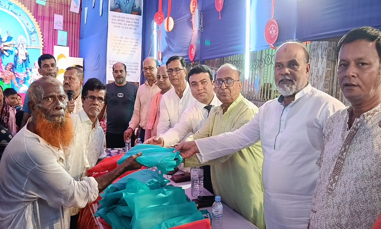 চাঁদপুরে শ্রী পুষ্পাঞ্জলি সংঘের উদ্যোগে অসহায়দের মাধে বস্ত্র বিতরণ