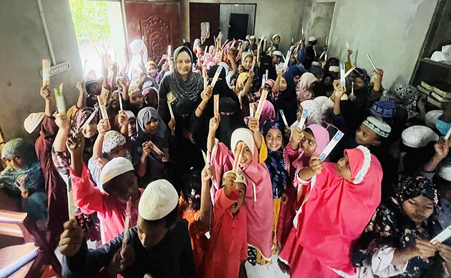 চাঁদপুরে শিক্ষার্থীদের মাঝে শিক্ষা সামগ্রী বিতরণ