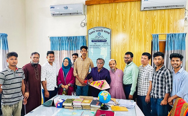 মতলব সরকারি কলেজের অধ্যক্ষের সঙ্গে ছাত্রদলের শুভেচ্ছা বিনিময়