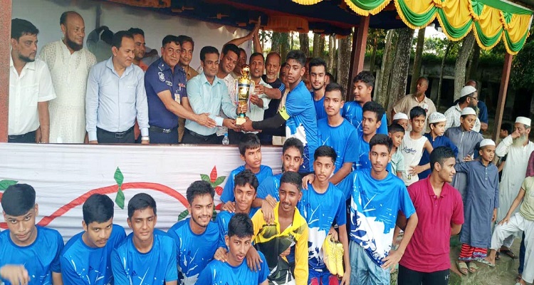 মতলব দক্ষিণে গ্রীষ্মকালীন ক্রীড়া প্রতিযোগিতায় বিজয়ীদের মাঝে পুরস্কার তুলে দিচ্ছেন ইউএনও আমজাদ হোসেন। মতলব দক্ষিণে গ্রীষ্মকালীন ক্রীড়া প্রতিযোগিতা সম্পন্ন