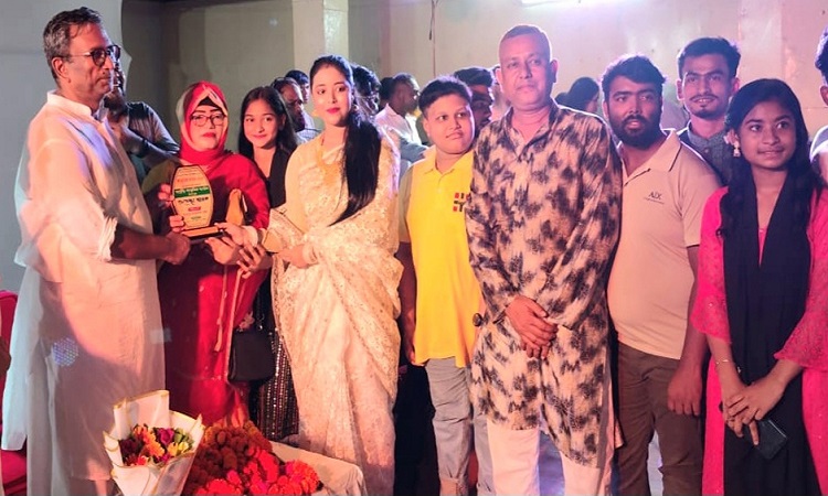 সাংস্কৃতিক উৎসবের সমাপনিতে স্বপ্নকুড়ী কে সম্মাননা প্রদান