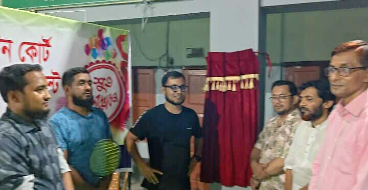 হাজীগঞ্জে অফিসার্স ক্লাবের ব্যাডমিন্টন কোর্ট উদ্বোধন