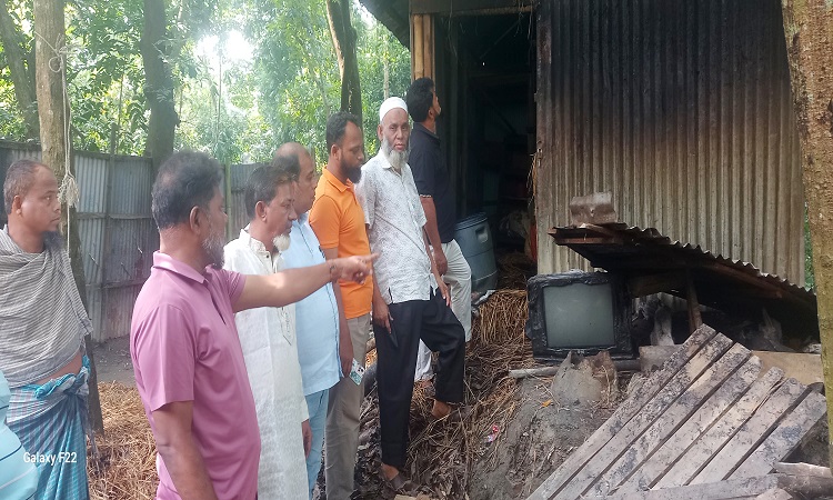 লক্ষ্মীপুরে কাদির গাজীর ঘর দুর্বৃত্তরা পুড়িয়ে দেওয়ার অভিযোগ