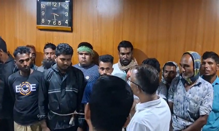 মেঘনায় মা ইলিশ সংরক্ষনের বিশেষ অভিযানে ২৪ জেলে আটক