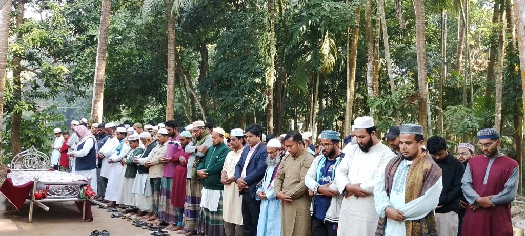 দৈনিক আলোকিত চাঁদপুরের যুগ্ম বার্তা সম্পাদক রাজুর মায়ের দাফন সম্পন্ন 